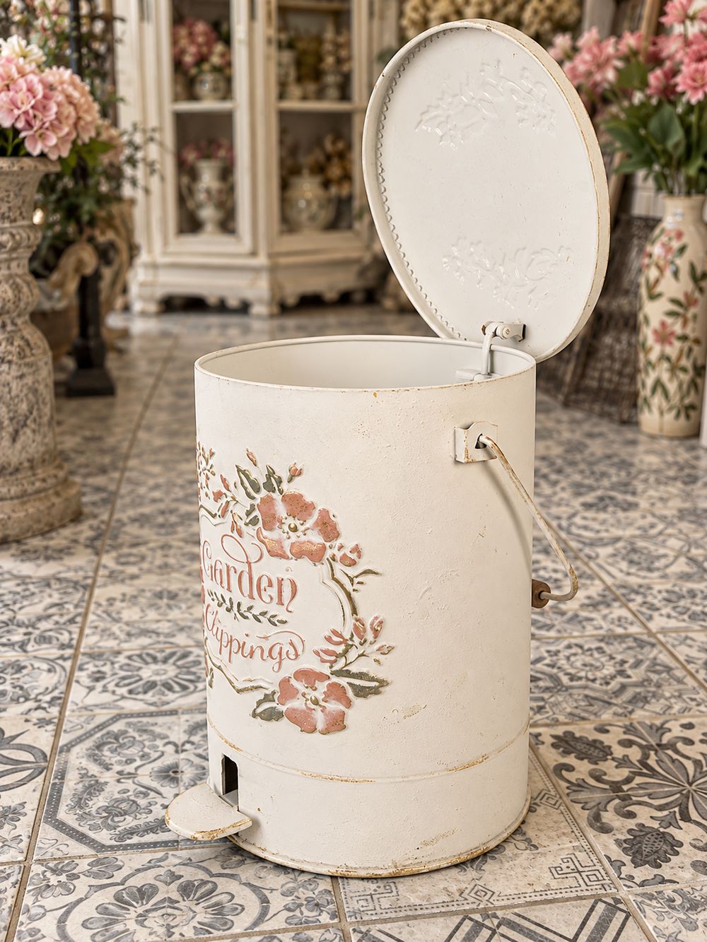 Poubelle à pédale en métal ivoire patiné avec fleurs roses et vertes, style shabby chic et maison de campagne