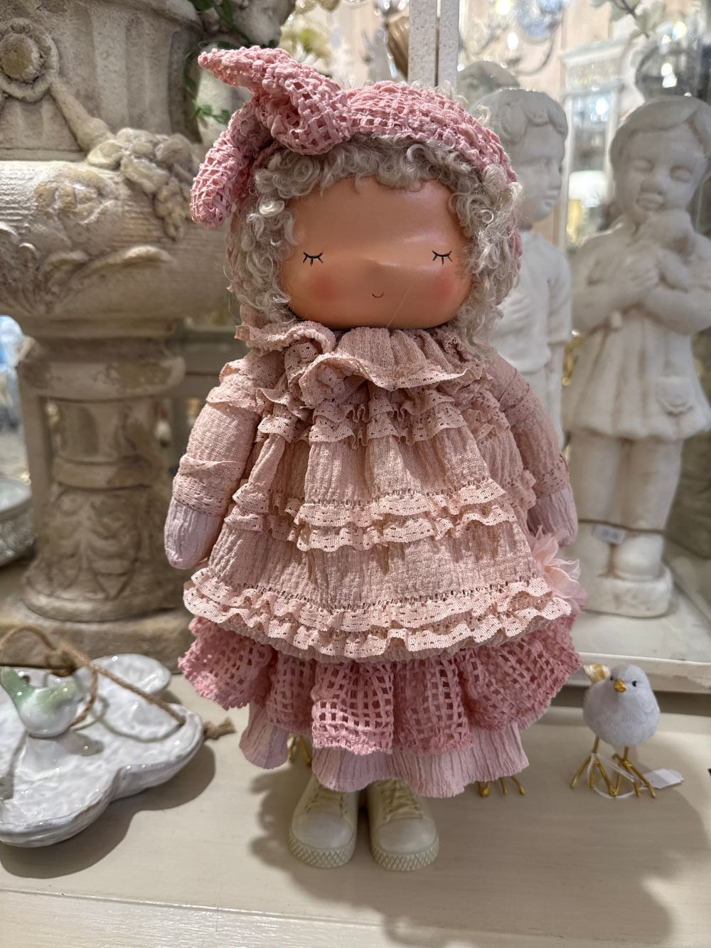 Poupée décorative froufrou rose poudré de 40 cm, figurine romantique shabby chic en tissu, ambiance poétique et décoration de charme