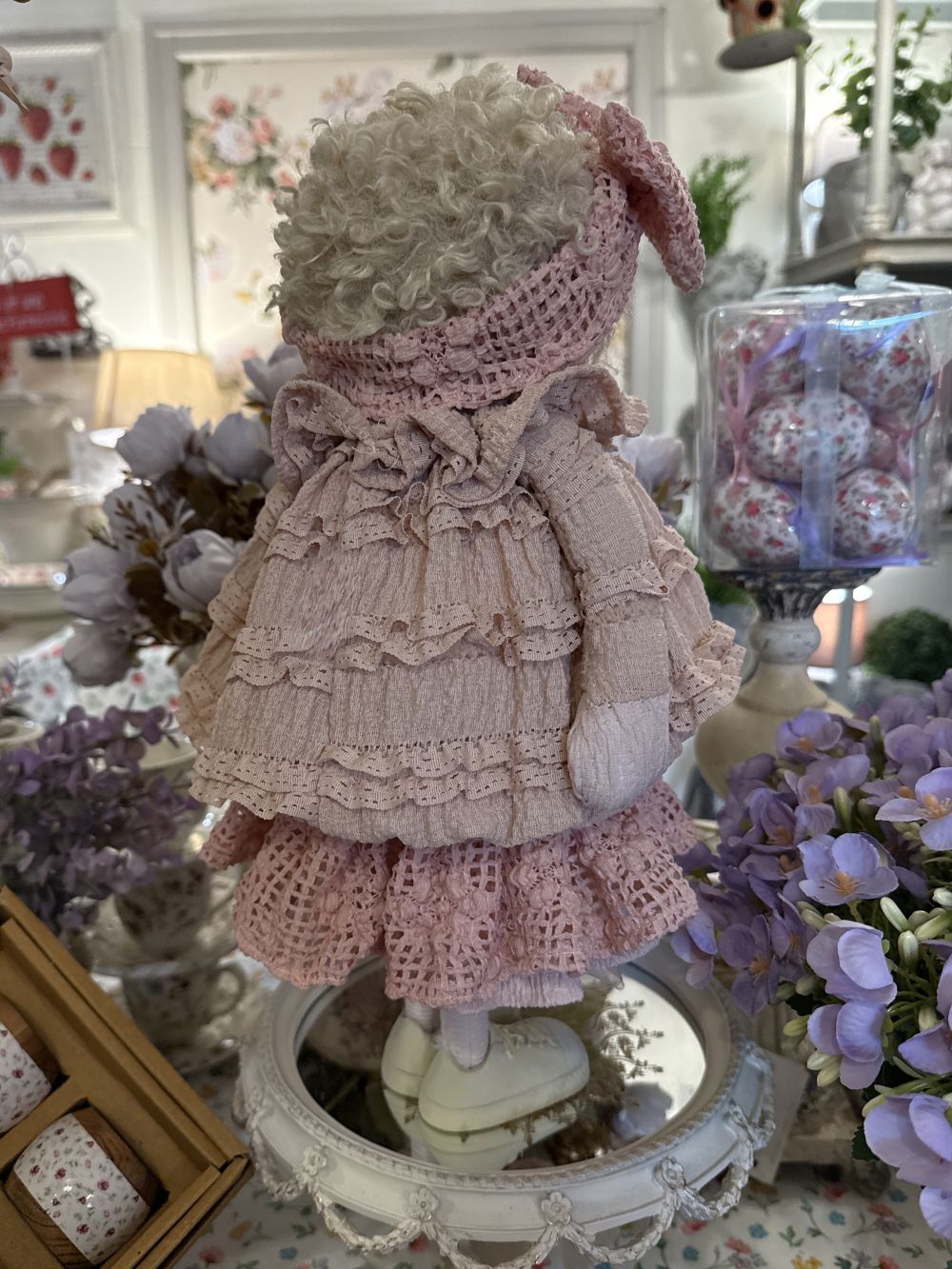 Poupée décorative froufrou rose poudré de 40 cm, figurine romantique shabby chic en tissu, ambiance poétique et décoration de charme