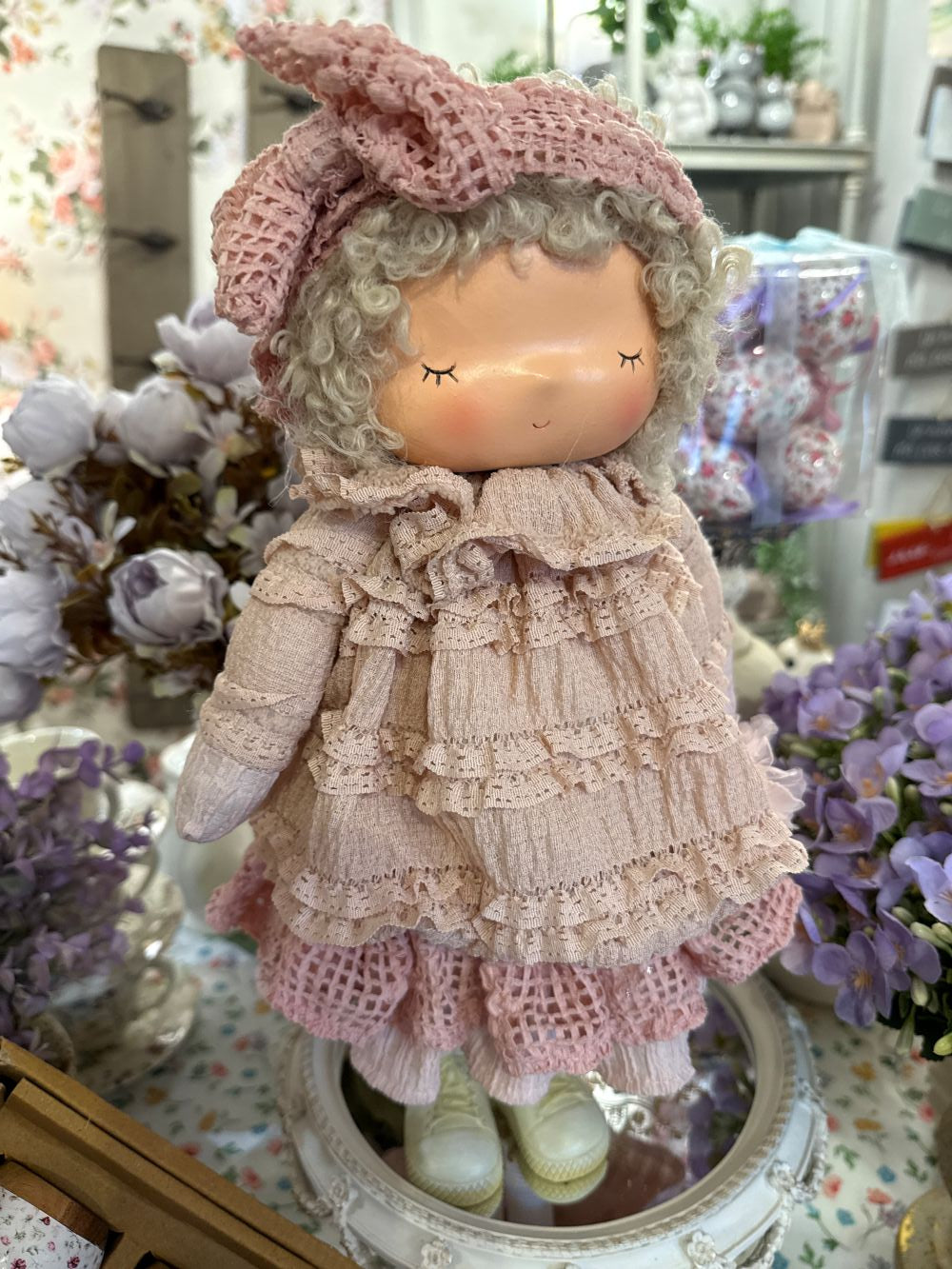 Poupée décorative froufrou rose poudré de 40 cm, figurine romantique shabby chic en tissu, ambiance poétique et décoration de charme