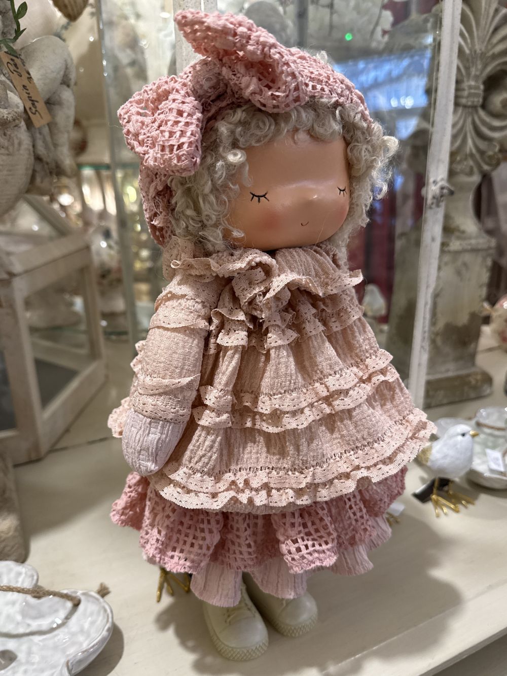 Poupée décorative froufrou rose poudré de 40 cm, figurine romantique shabby chic en tissu, ambiance poétique et décoration de charme