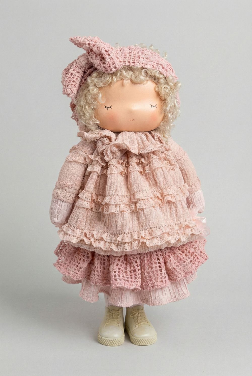 Poupée décorative froufrou rose poudré de 40 cm, figurine romantique shabby chic en tissu, ambiance poétique et décoration de charme