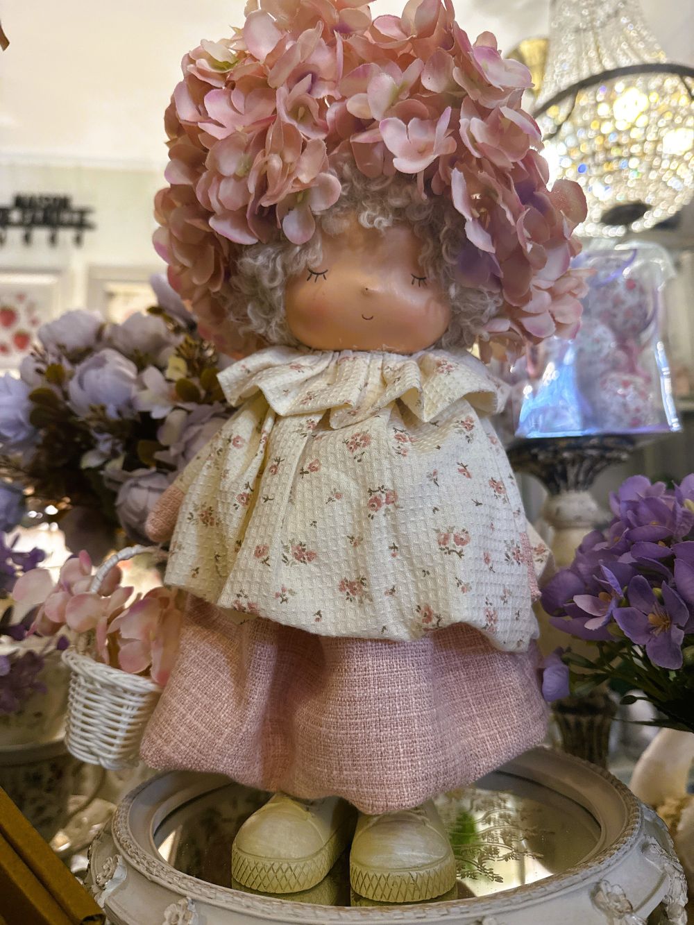 Poupée décorative Hortensia 35 cm rose poudré ivoire et mauve, figurine personnage style shabby chic romantique, ambiance poétique et florale pour décoration de charme