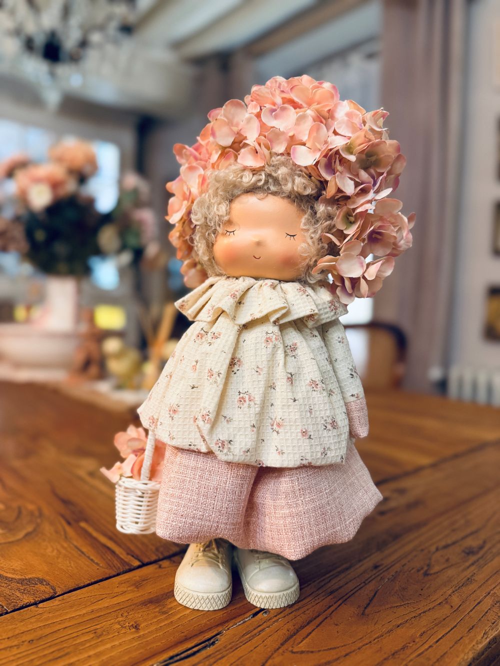 Poupée décorative Hortensia 35 cm rose poudré ivoire et mauve, figurine personnage style shabby chic romantique, ambiance poétique et florale pour décoration de charme
