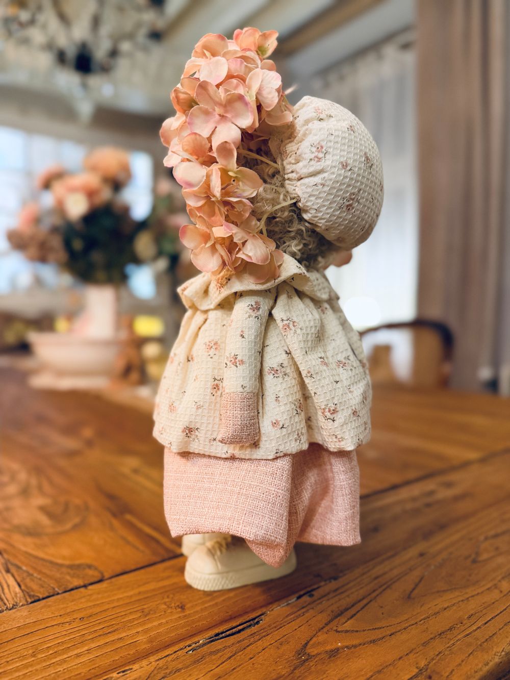 Poupée décorative Hortensia 35 cm rose poudré ivoire et mauve, figurine personnage style shabby chic romantique, ambiance poétique et florale pour décoration de charme