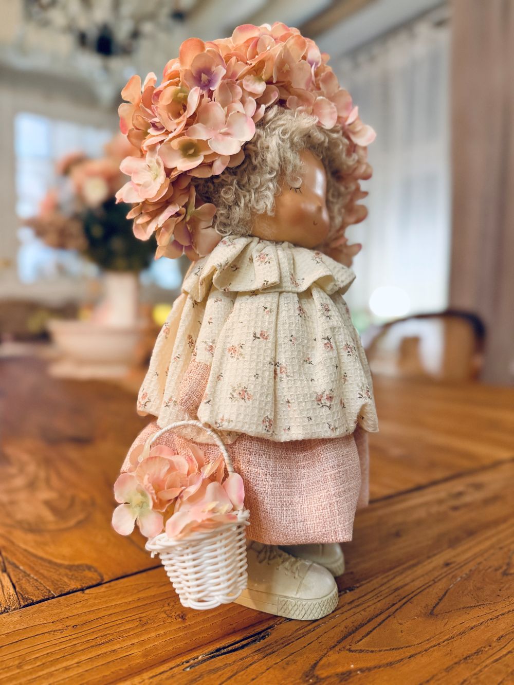 Poupée décorative Hortensia 35 cm rose poudré ivoire et mauve, figurine personnage style shabby chic romantique, ambiance poétique et florale pour décoration de charme