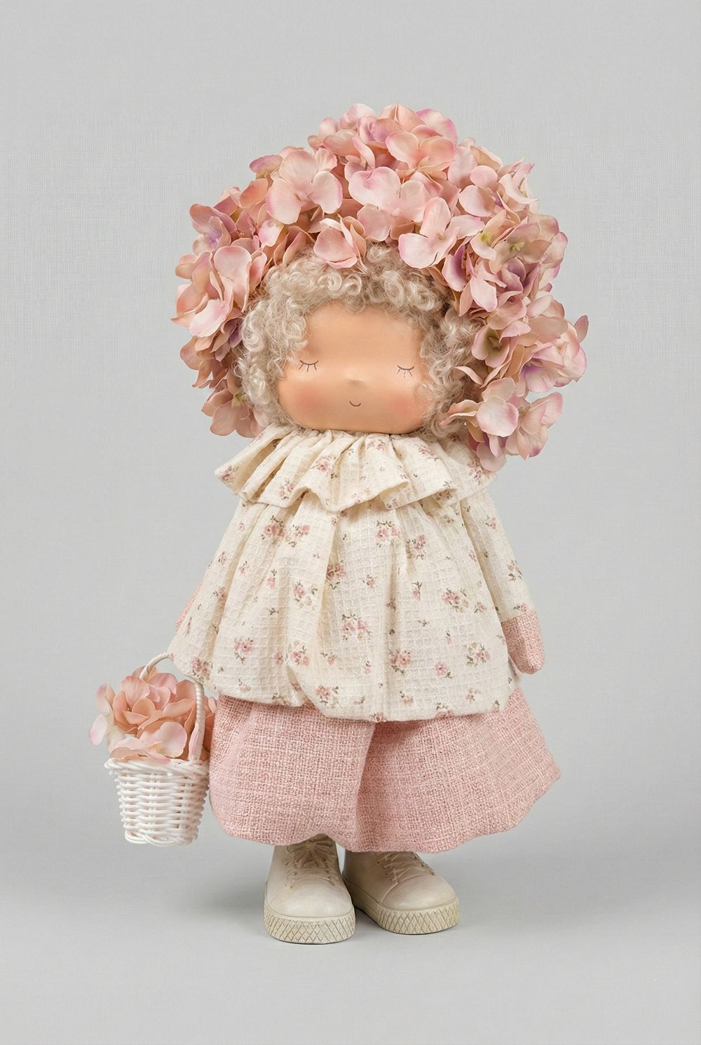 Poupée décorative Hortensia 35 cm rose poudré ivoire et mauve, figurine personnage style shabby chic romantique, ambiance poétique et florale pour décoration de charme
