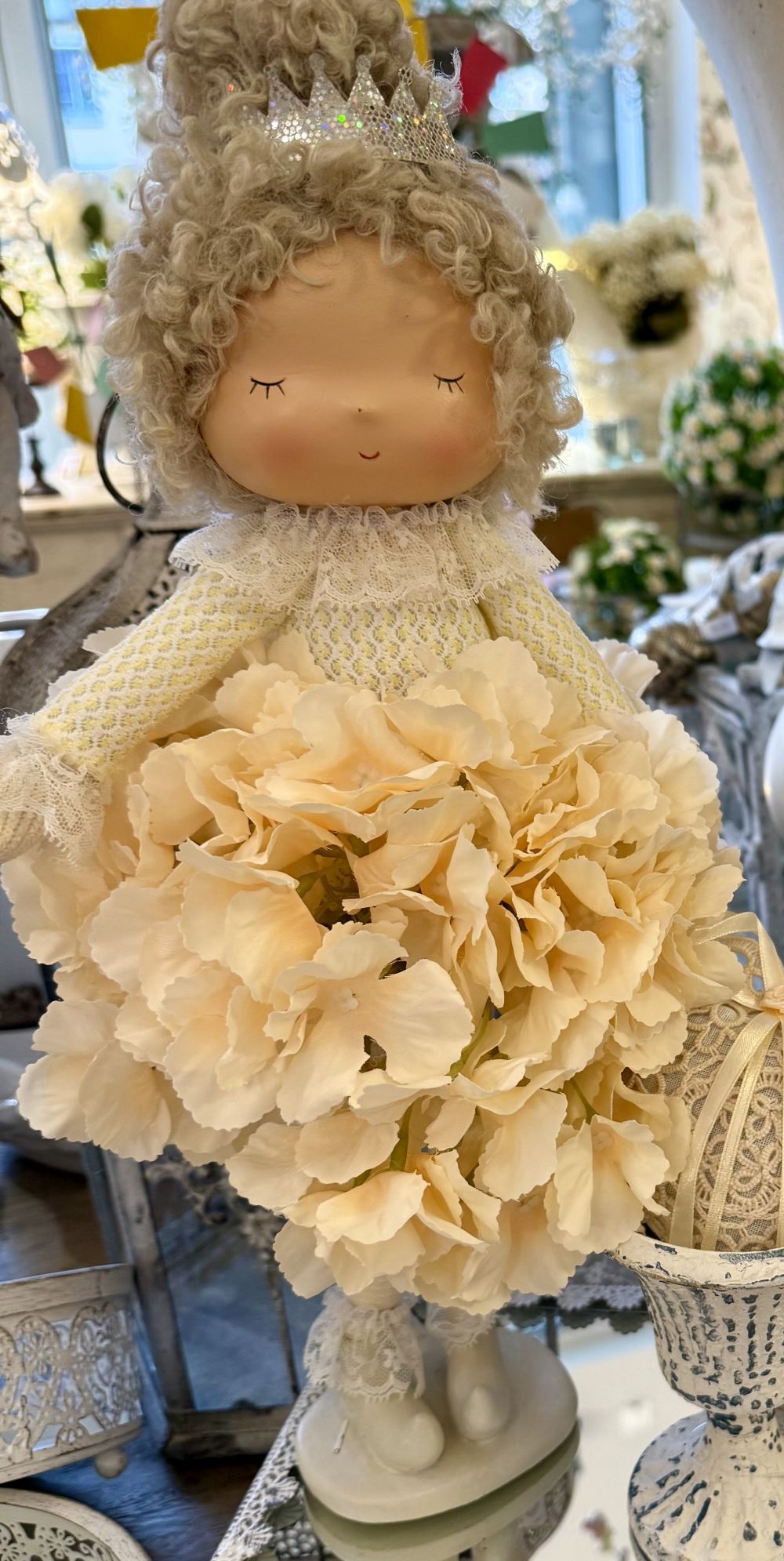Poupée décorative 38 cm Hortensia Saumon avec robe fleurie en teinte saumon poudré, style romantique shabby chic et ambiance poétique féérique pour décoration de charme