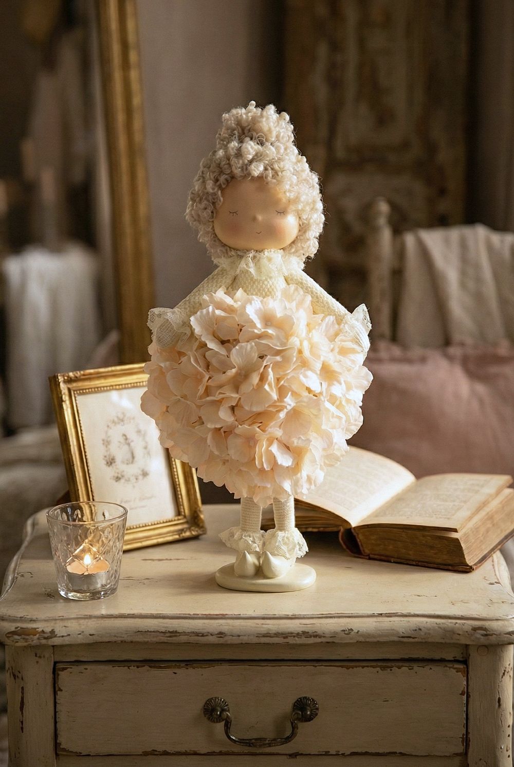 Poupée décorative 38 cm Hortensia Saumon avec robe fleurie en teinte saumon poudré, style romantique shabby chic et ambiance poétique féérique pour décoration de charme
