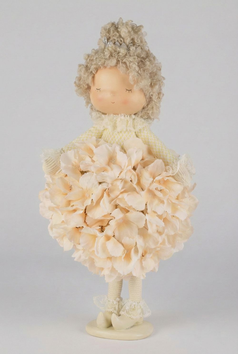 Poupée décorative 38 cm Hortensia Saumon avec robe fleurie en teinte saumon poudré, style romantique shabby chic et ambiance poétique féérique pour décoration de charme