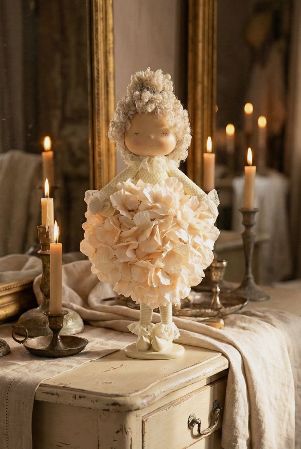 Poupée décorative 38 cm Hortensia Saumon avec robe fleurie en teinte saumon poudré, style romantique shabby chic et ambiance poétique féérique pour décoration de charme