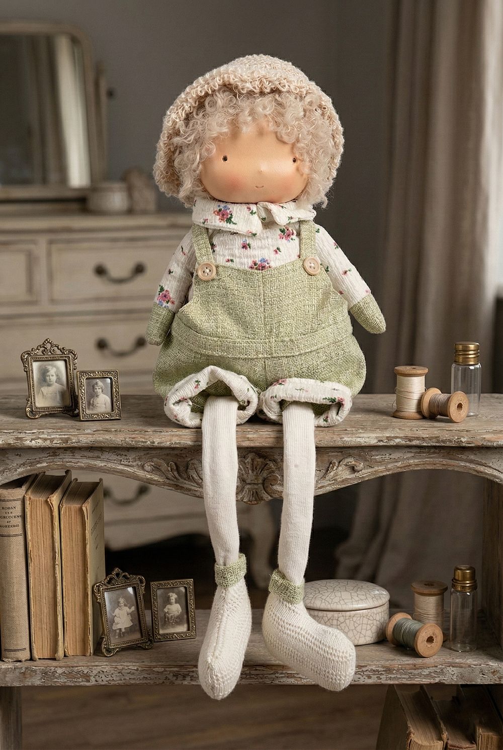 Poupée décorative assise Mr Printemps aux couleurs vert tendre, blanc et beige, style shabby chic romantique avec tenue florale et longues jambes pendantes pour décoration de charme printanière