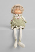 Poupée décorative assise Mr Printemps aux couleurs vert tendre, blanc et beige, style shabby chic romantique avec tenue florale et longues jambes pendantes pour décoration de charme printanière