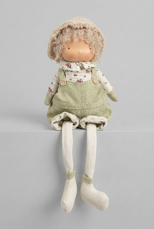 Poupée décorative assise Mr Printemps aux couleurs vert tendre, blanc et beige, style shabby chic romantique avec tenue florale et longues jambes pendantes pour décoration de charme printanière