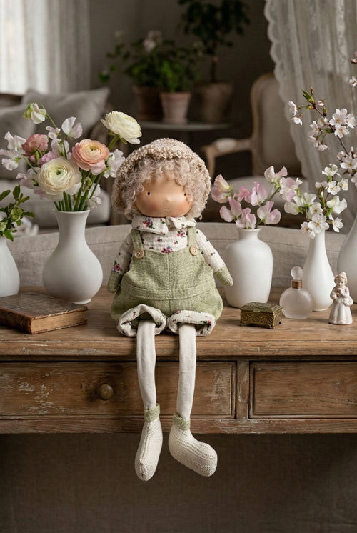 Poupée décorative assise Mr Printemps aux couleurs vert tendre, blanc et beige, style shabby chic romantique avec tenue florale et longues jambes pendantes pour décoration de charme printanière