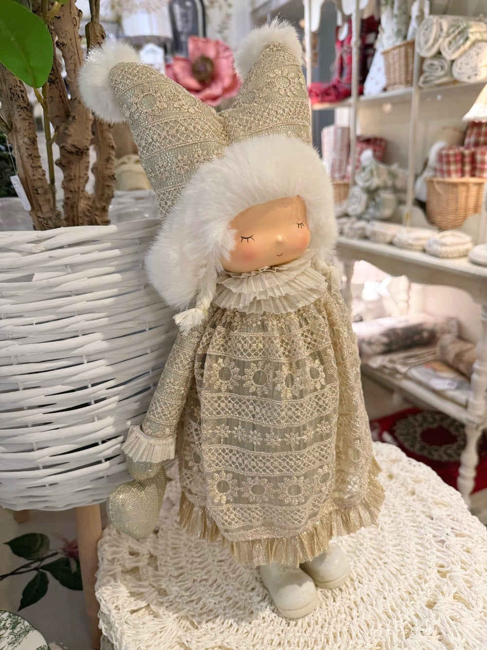 Poupée lutine décorative crème et dorée avec bonnet à pompons, style romantique et féérique pour décoration de Noël