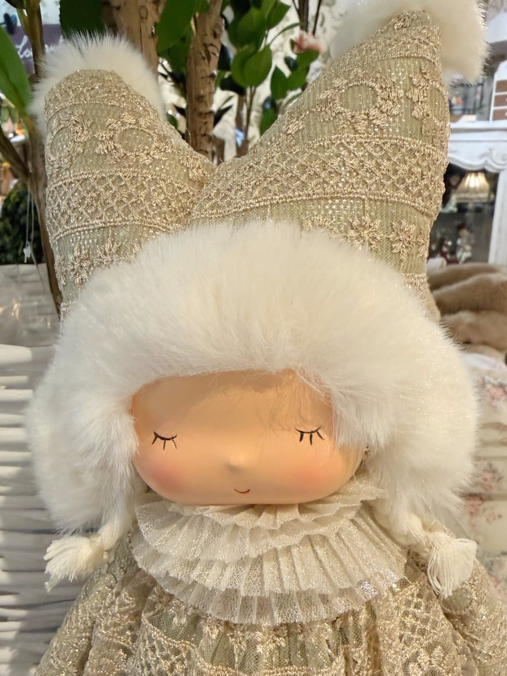 Poupée lutine décorative crème et dorée avec bonnet à pompons, style romantique et féérique pour décoration de Noël