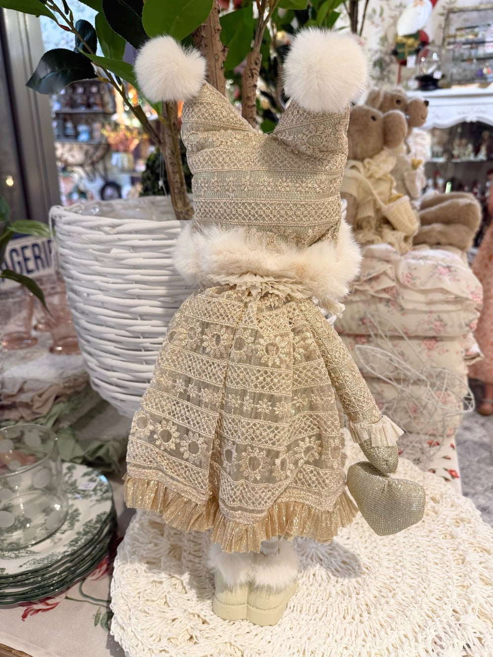 Poupée lutine décorative crème et dorée avec bonnet à pompons, style romantique et féérique pour décoration de Noël