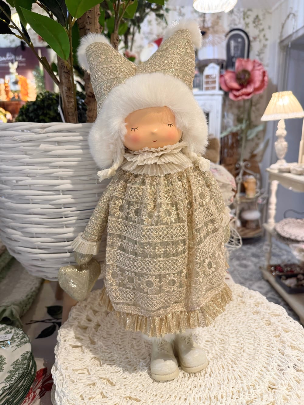 Poupée lutine décorative crème et dorée avec bonnet à pompons, style romantique et féérique pour décoration de Noël