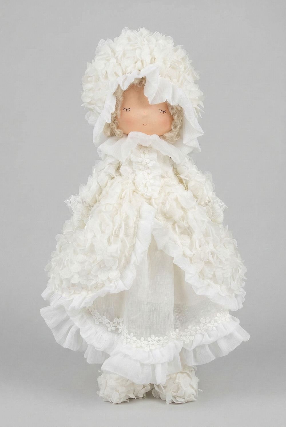 Poupée décorative mariée shabby chic en robe ivoire à volants et dentelle, figurine romantique et poétique pour décoration de charme