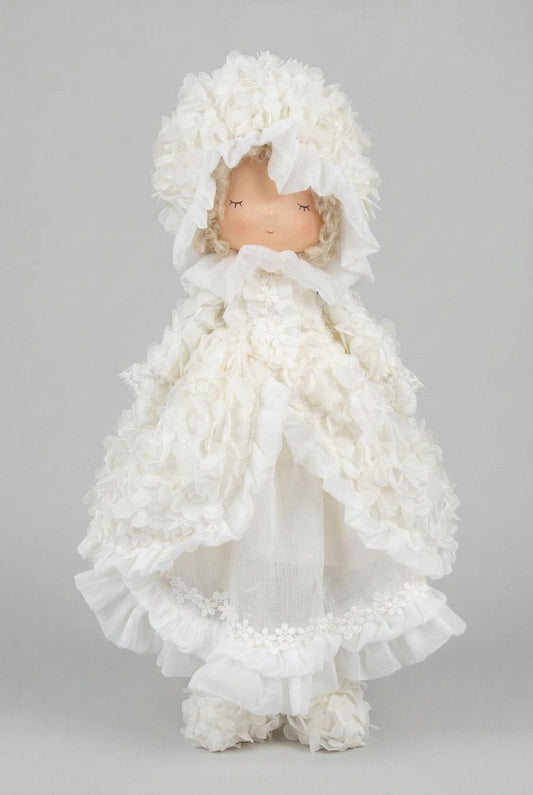 Poupée décorative mariée shabby chic en robe ivoire à volants et dentelle, figurine romantique et poétique pour décoration de charme