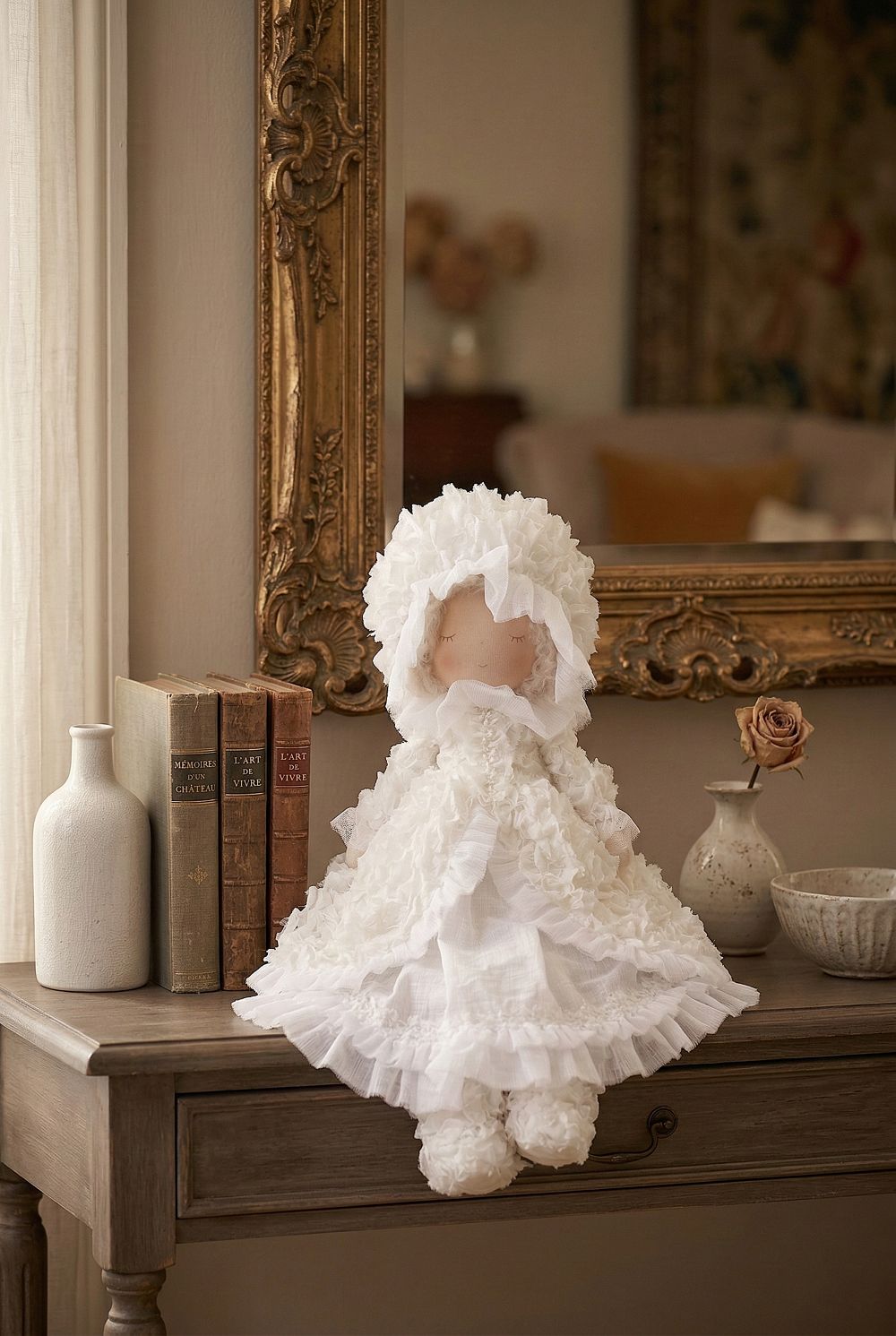 Poupée décorative mariée shabby chic en robe ivoire à volants et dentelle, figurine romantique et poétique pour décoration de charme