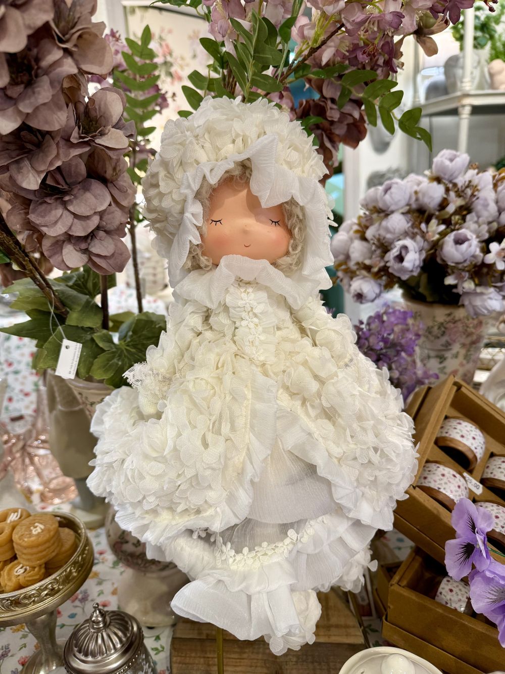 Poupée décorative mariée shabby chic en robe ivoire à volants et dentelle, figurine romantique et poétique pour décoration de charme