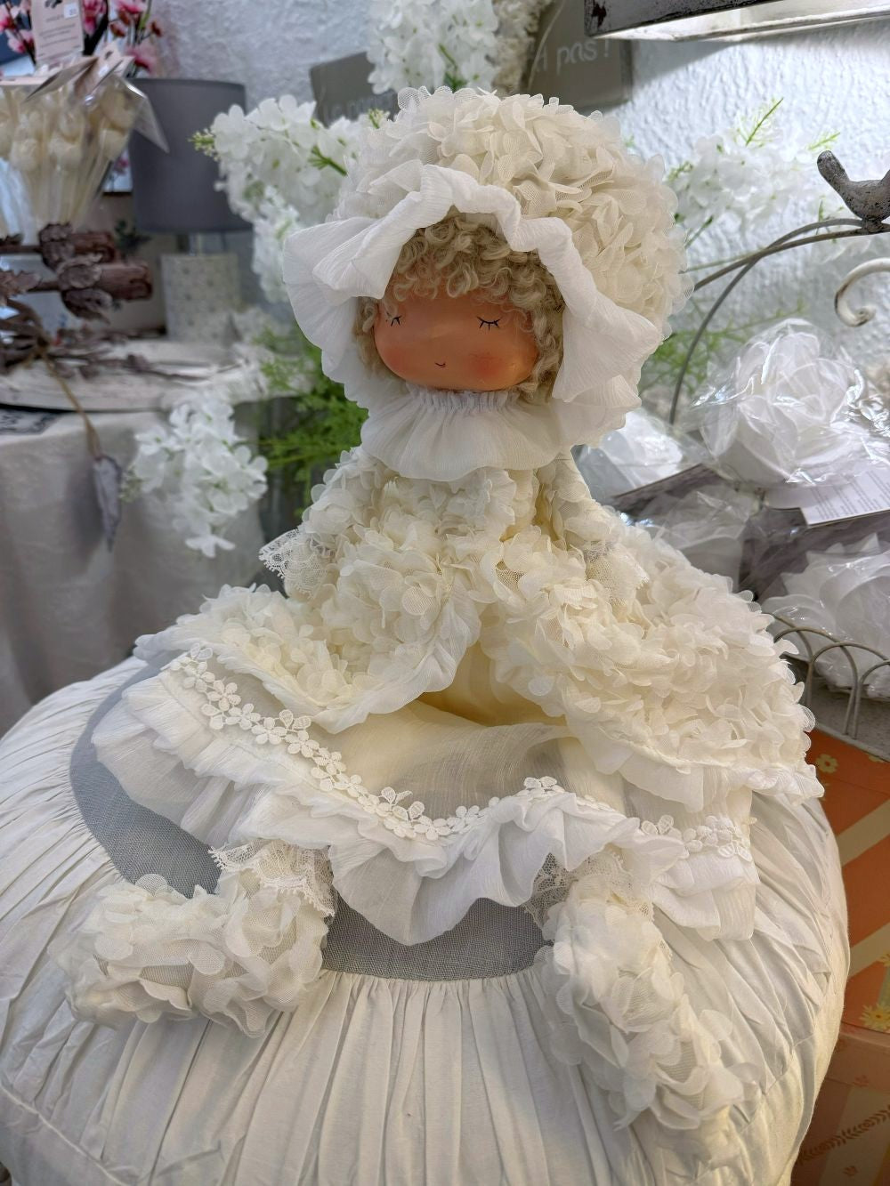 Poupée décorative mariée shabby chic en robe ivoire à volants et dentelle, figurine romantique et poétique pour décoration de charme