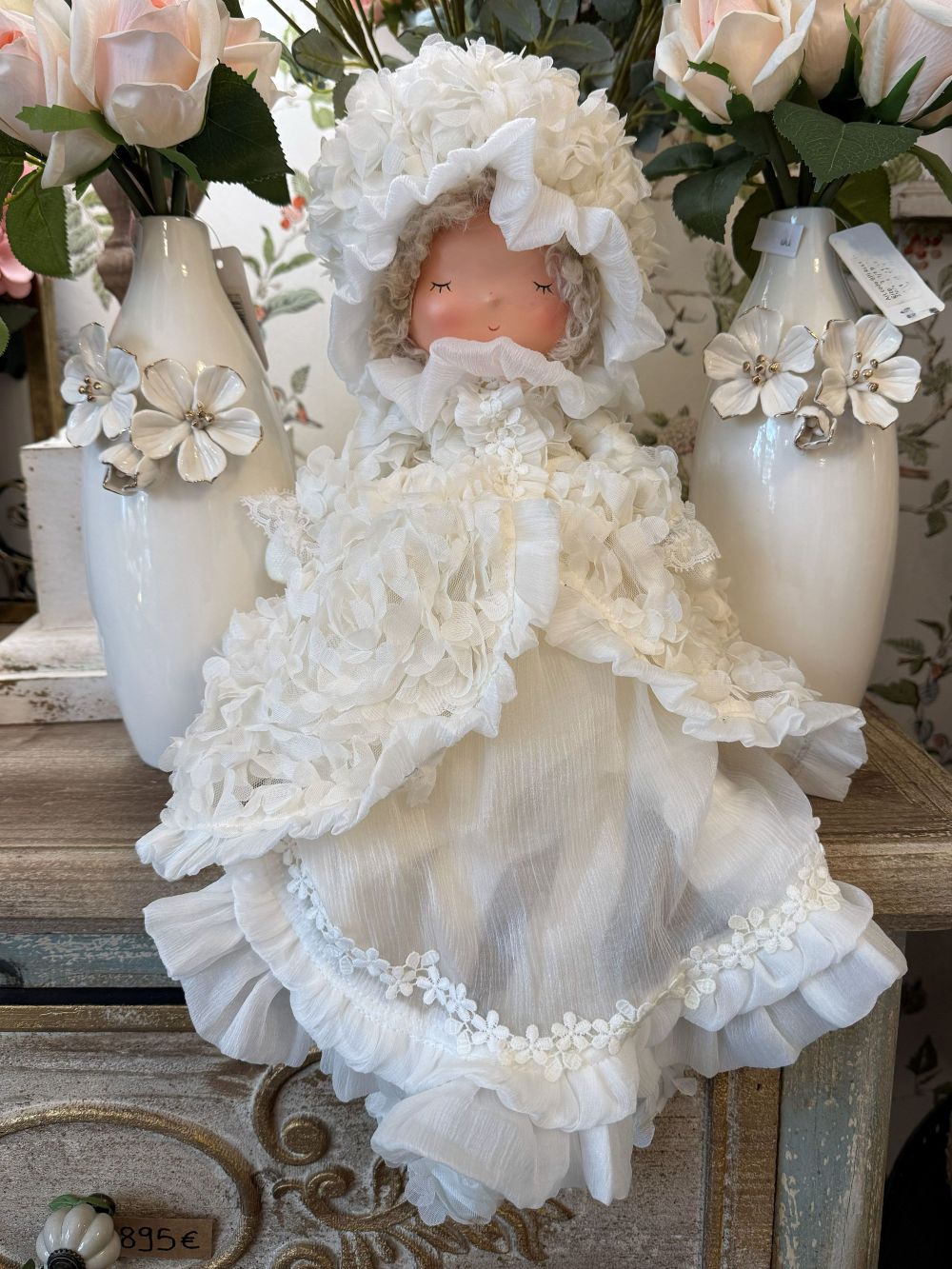 Poupée décorative mariée shabby chic en robe ivoire à volants et dentelle, figurine romantique et poétique pour décoration de charme