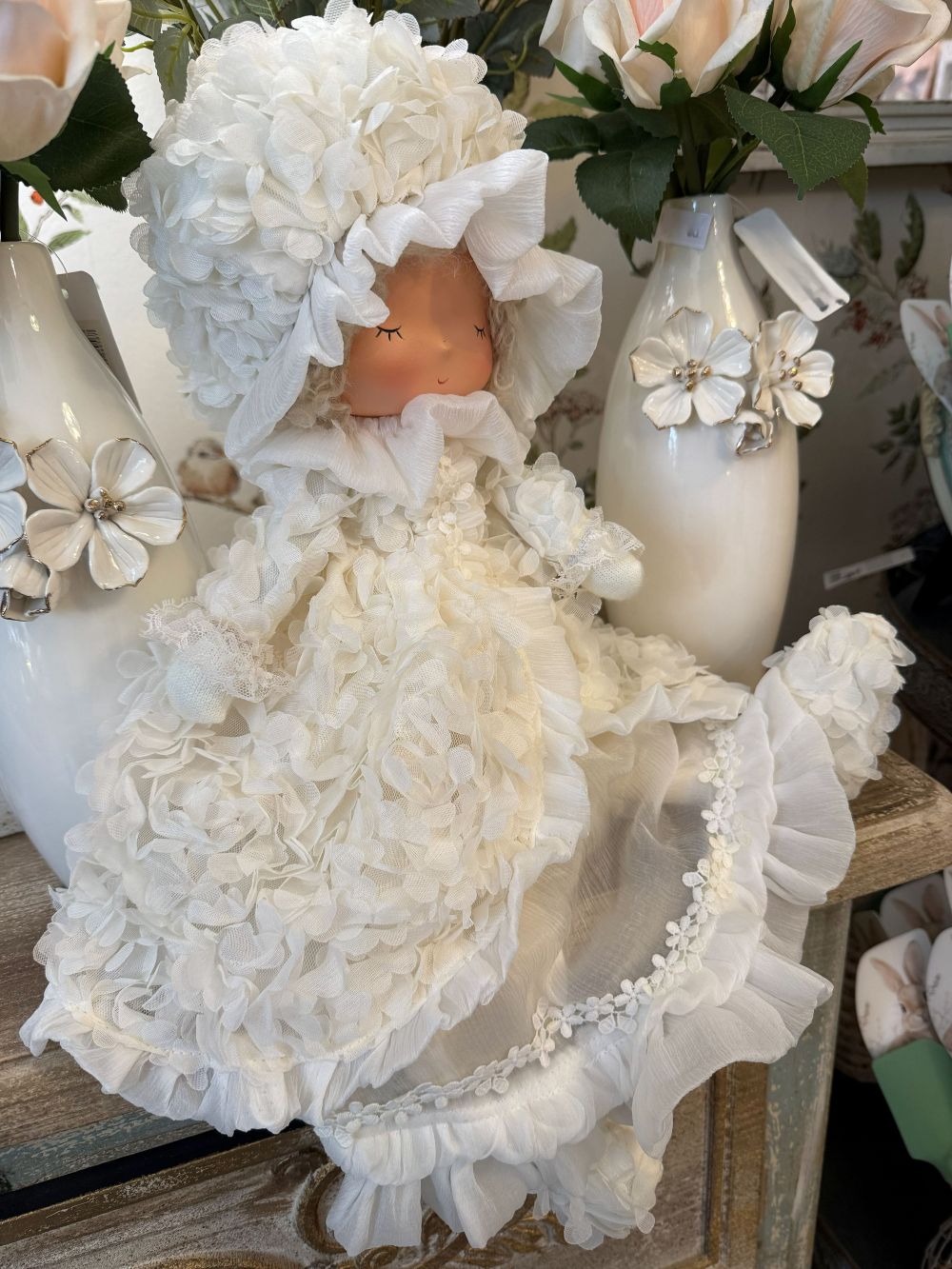 Poupée décorative mariée shabby chic en robe ivoire à volants et dentelle, figurine romantique et poétique pour décoration de charme