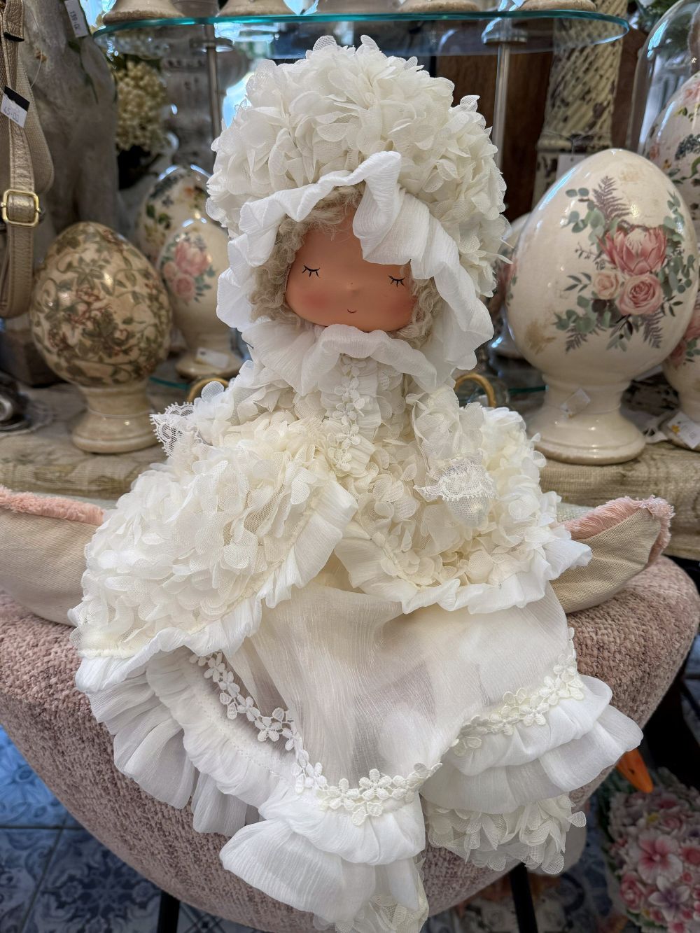 Poupée décorative mariée shabby chic en robe ivoire à volants et dentelle, figurine romantique et poétique pour décoration de charme