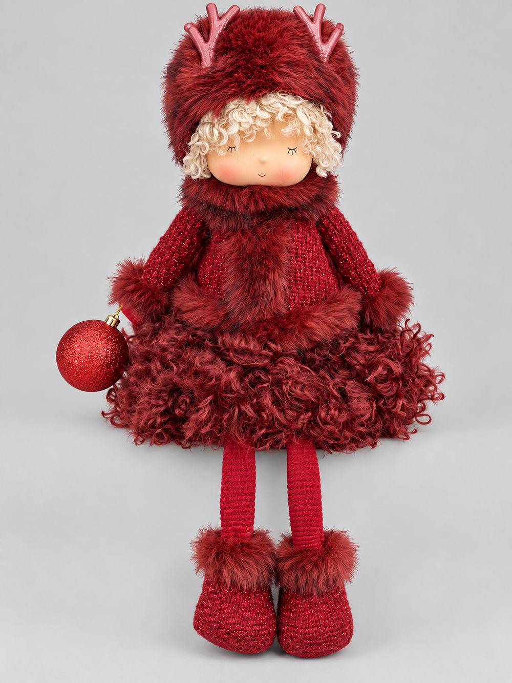 Grande poupée de Noël bordeaux assise tenant une boule rouge dans la main droite, personnage décoratif de 52 cm pour ambiance de Noël poétique et féérique
