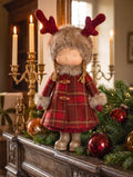 Poupée décorative de Noël avec bonnet à bois de renne, manteau à carreaux rouges et fausse fourrure, idéale pour une décoration féérique et chaleureuse