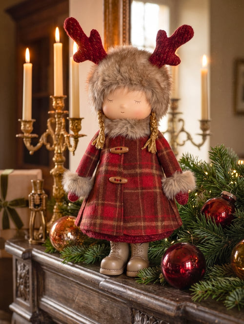Poupée décorative de Noël avec bonnet à bois de renne, manteau à carreaux rouges et fausse fourrure, idéale pour une décoration féérique et chaleureuse