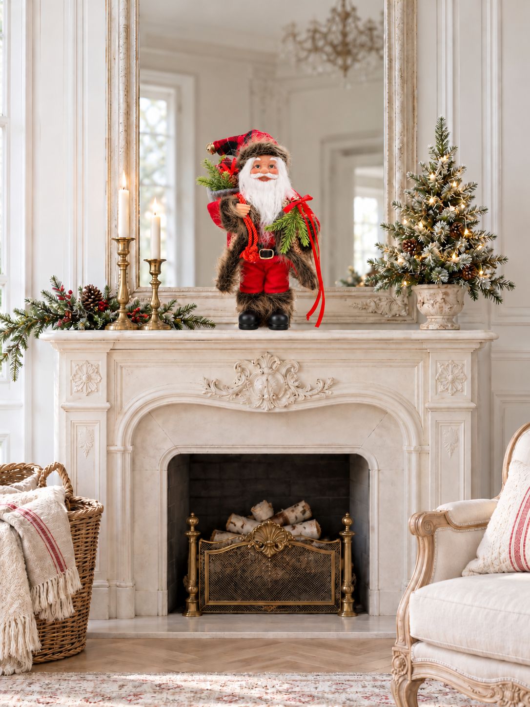 Poupée Père Noël Tradition sur une cheminée crème, entre des bougeoirs en laiton et un petit sapin.