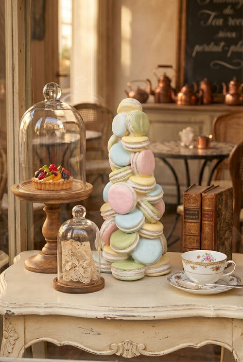 Pyramide décorative composée de macarons pastel roses, bleus, verts et jaunes, idéale pour une décoration romantique, gourmande et féérique de style shabby chic
