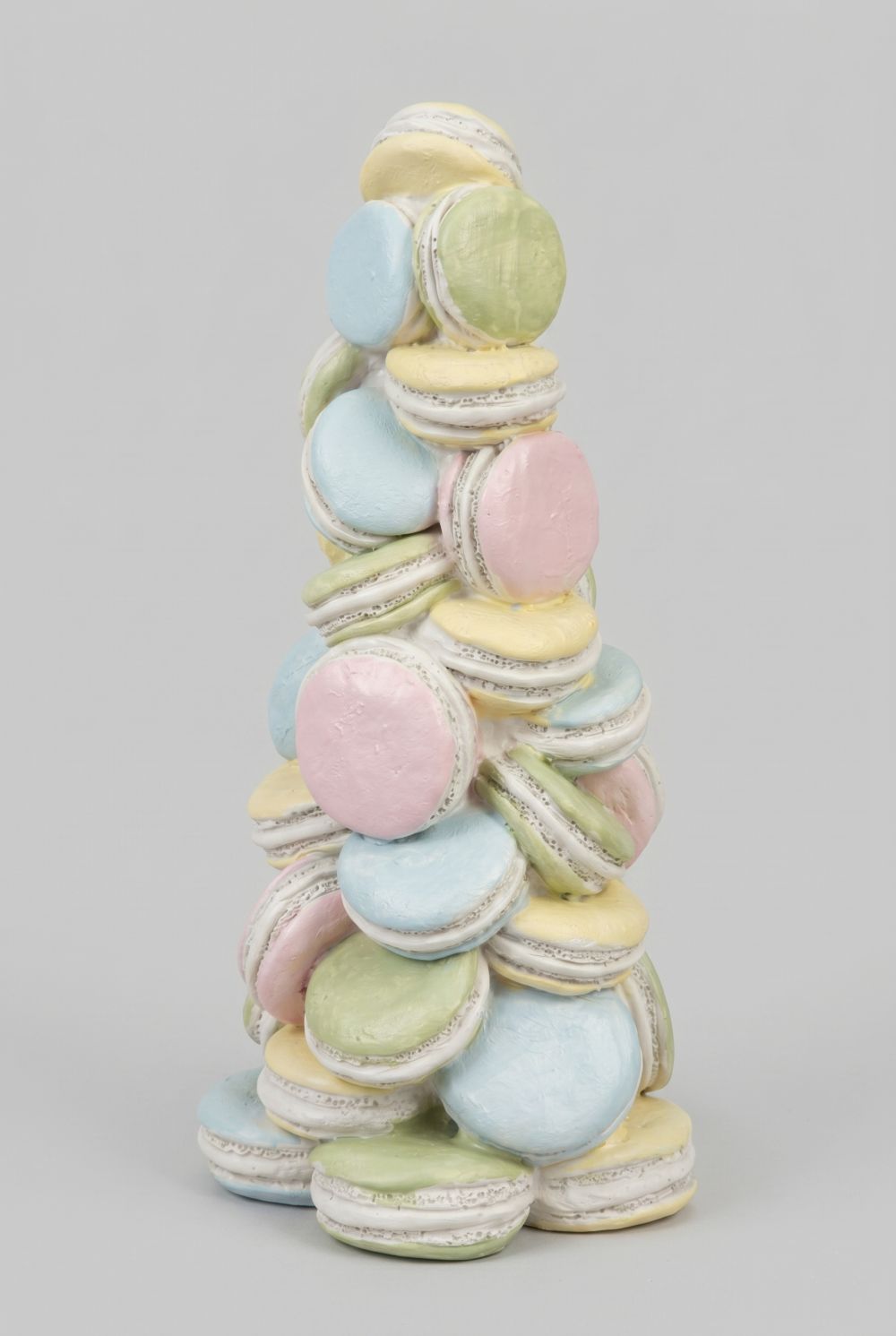 Pyramide décorative composée de macarons pastel roses, bleus, verts et jaunes, idéale pour une décoration romantique, gourmande et féérique de style shabby chic
