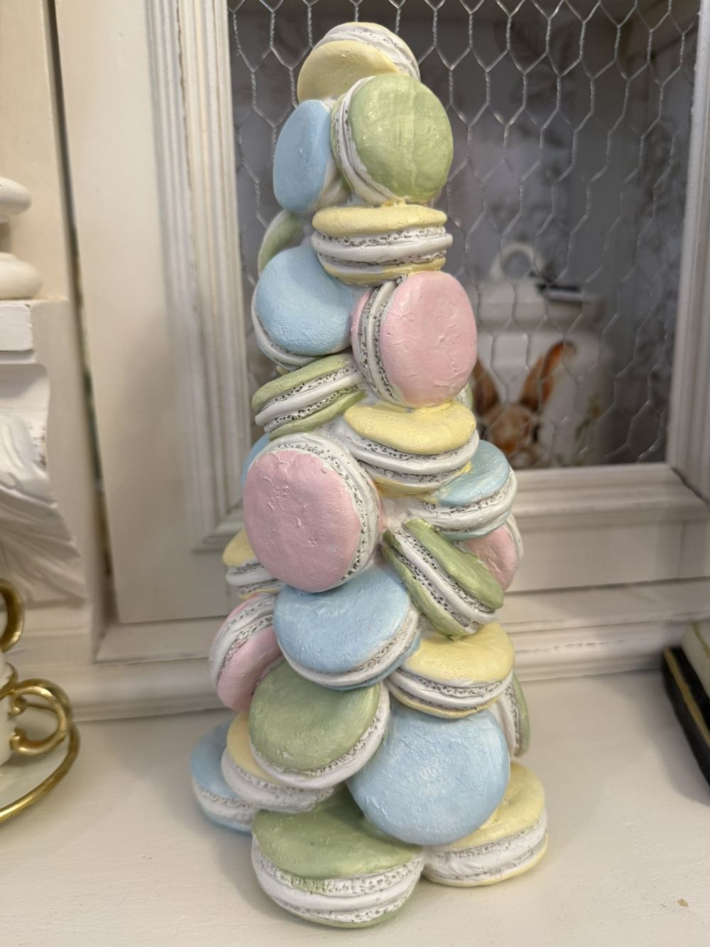 Pyramide décorative composée de macarons pastel roses, bleus, verts et jaunes, idéale pour une décoration romantique, gourmande et féérique de style shabby chic