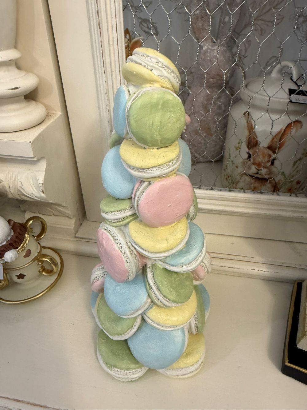 Pyramide décorative composée de macarons pastel roses, bleus, verts et jaunes, idéale pour une décoration romantique, gourmande et féérique de style shabby chic