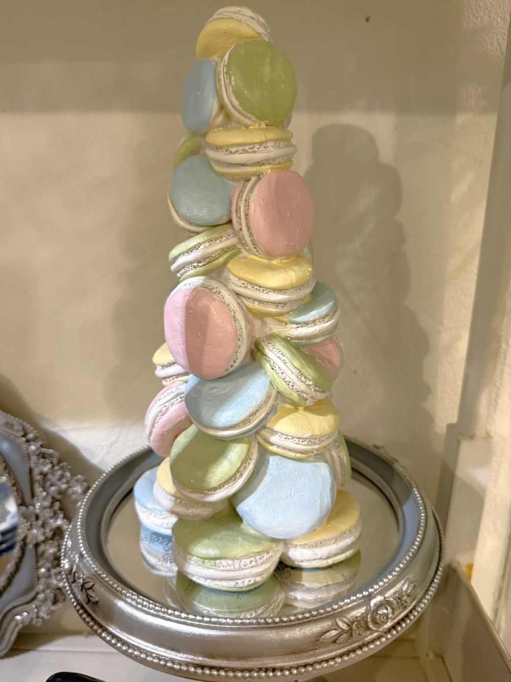 Pyramide décorative composée de macarons pastel roses, bleus, verts et jaunes, idéale pour une décoration romantique, gourmande et féérique de style shabby chic
