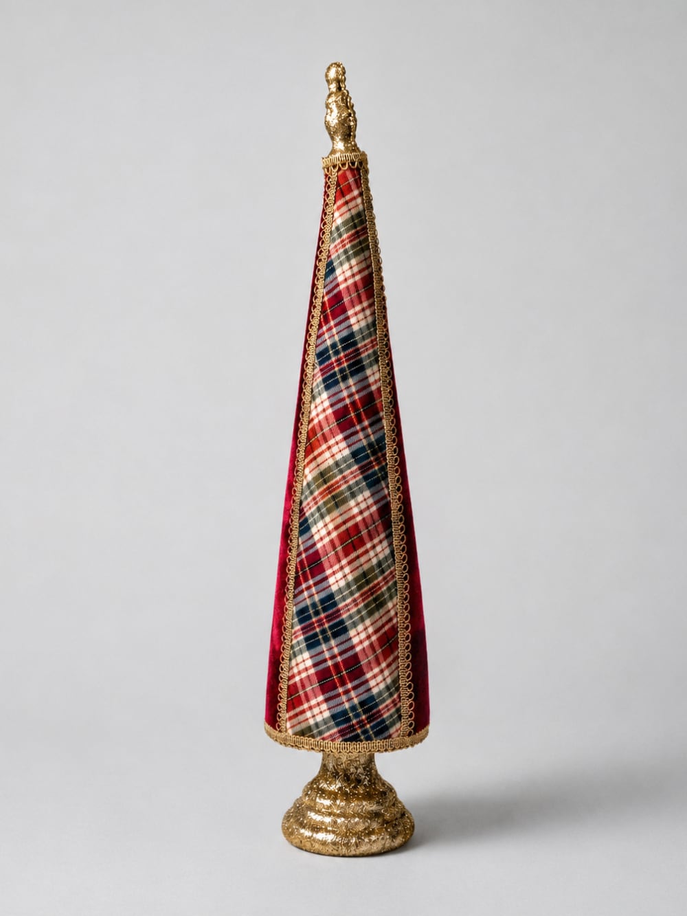 Sapin conique décoratif de Noël en tartan rouge et beige avec tissu rouge et finitions dorées, hauteur 61 cm