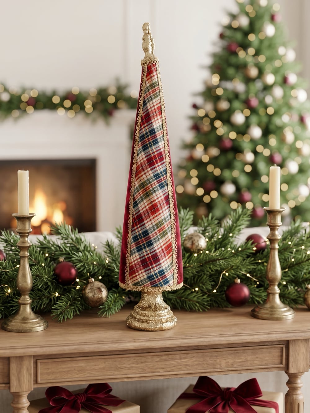 Sapin conique décoratif de Noël en tartan rouge et beige avec tissu rouge et finitions dorées, hauteur 61 cm