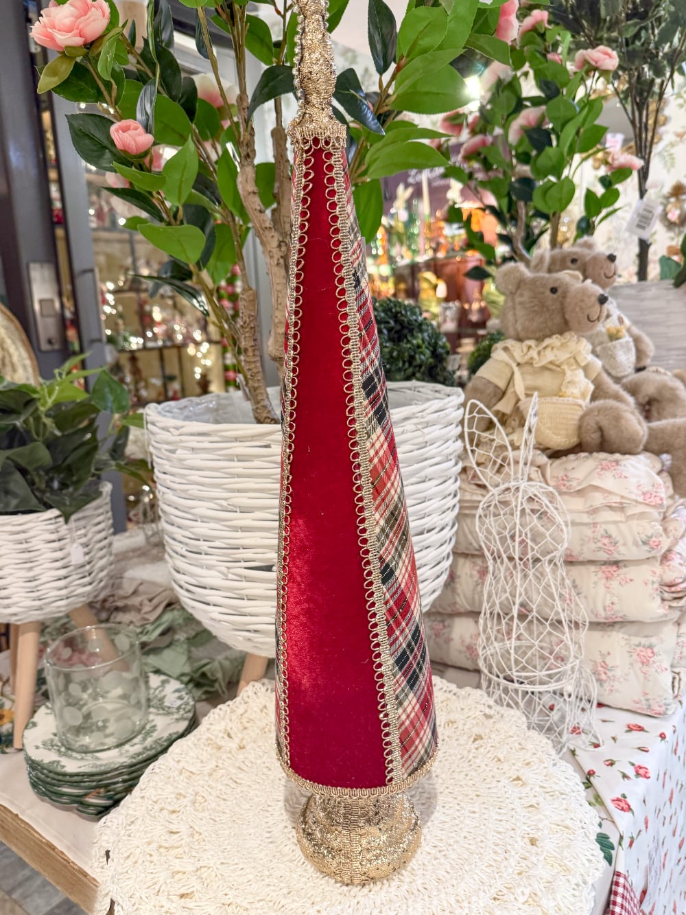 Sapin conique décoratif de Noël en tartan rouge et beige avec tissu rouge et finitions dorées, hauteur 61 cm