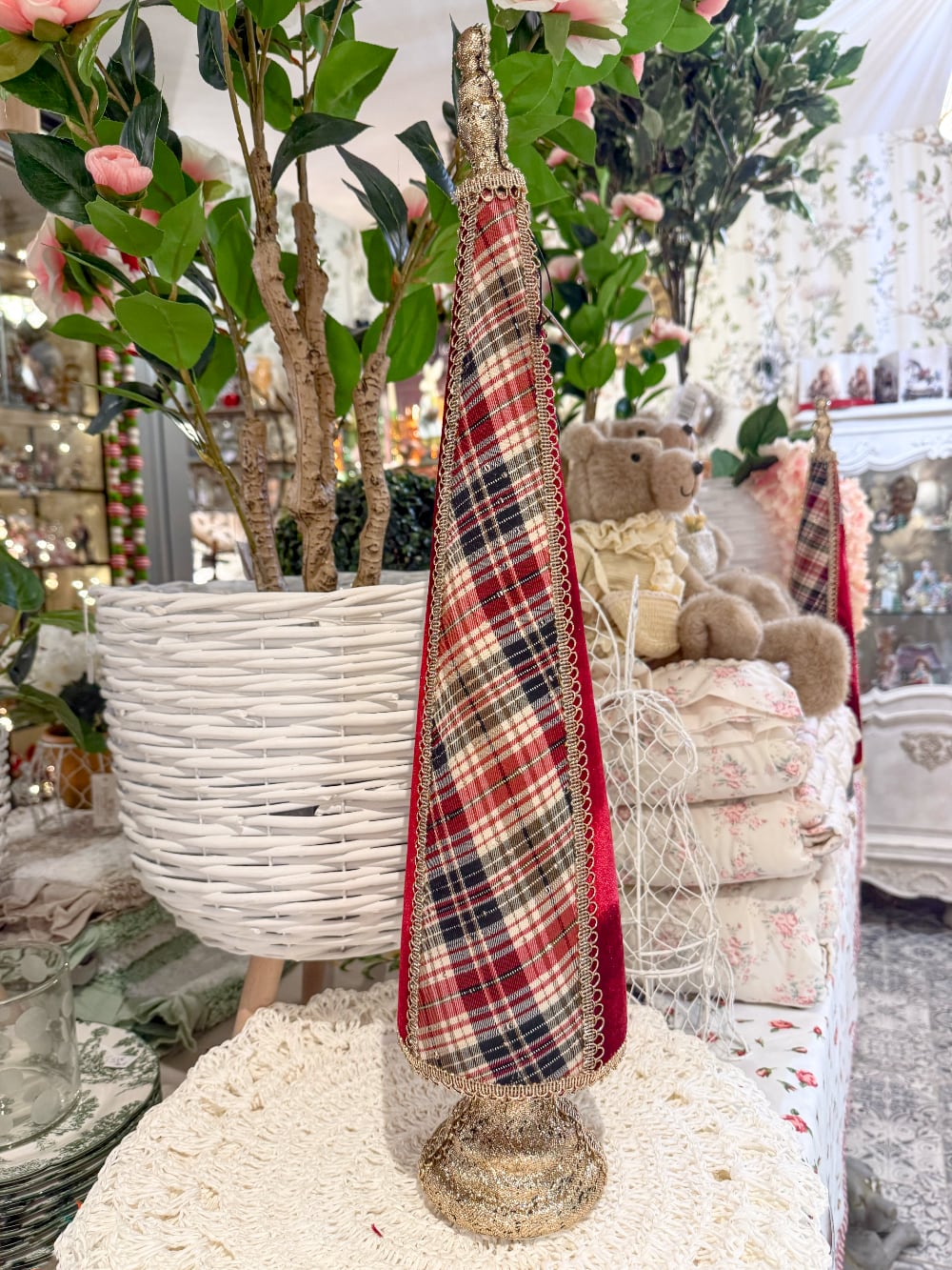 Sapin conique décoratif de Noël en tartan rouge et beige avec tissu rouge et finitions dorées, hauteur 61 cm