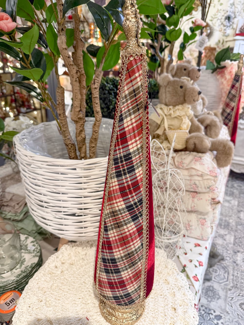 Sapin conique décoratif de Noël en tartan rouge et beige avec tissu rouge et finitions dorées, hauteur 61 cm