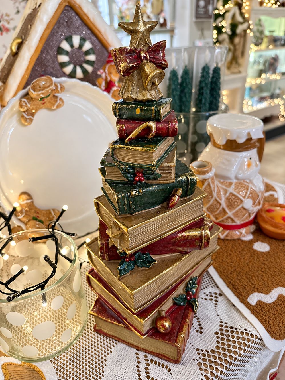 Figurine sapin de Noël composée de livres empilés rouges, verts et dorés, surmontée d’une étoile, décoration vintage et féérique à poser.
