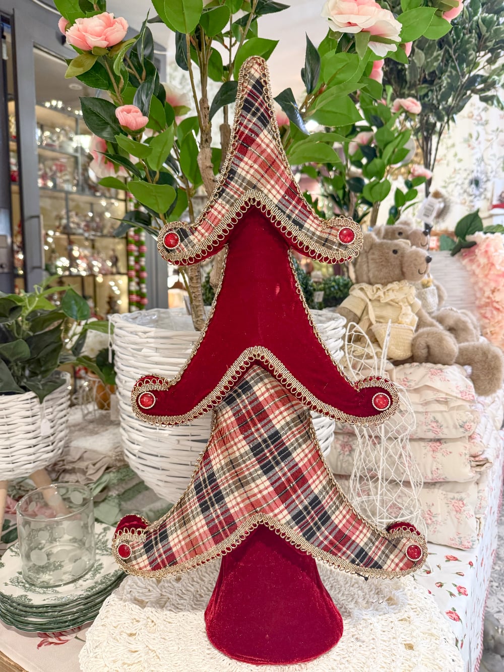 Grand sapin décoratif de Noël en tartan rouge et beige et tissu rouge avec finitions dorées, hauteur 60 cm