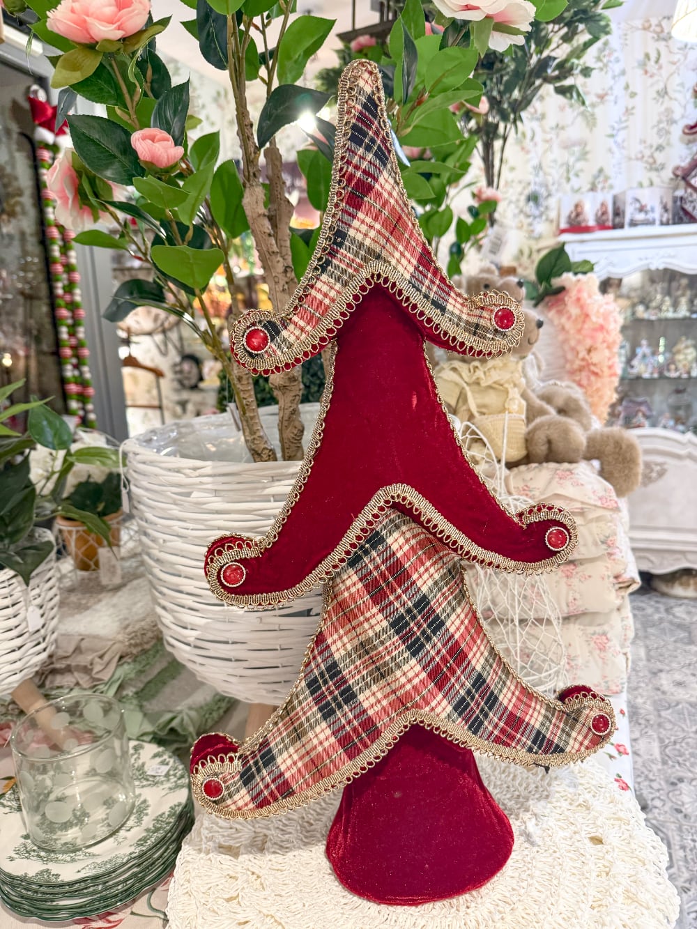 Grand sapin décoratif de Noël en tartan rouge et beige et tissu rouge avec finitions dorées, hauteur 60 cm
