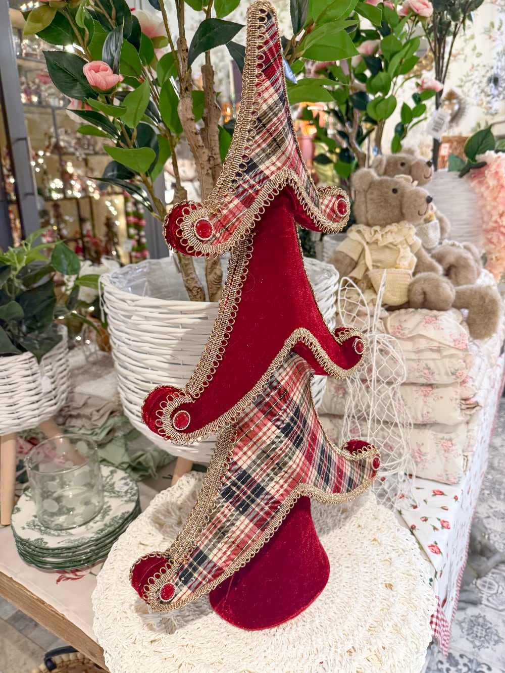 Grand sapin décoratif de Noël en tartan rouge et beige et tissu rouge avec finitions dorées, hauteur 60 cm