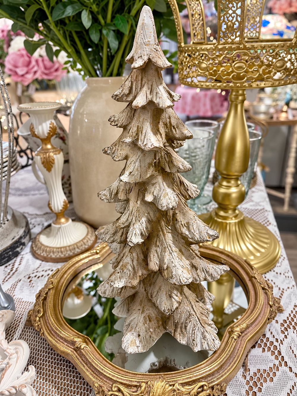 Sapin Roi des Neiges à patine blanche, vu de face sur un plateau miroir doré.
